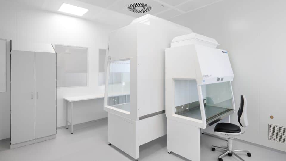 Efisiensi dan Standar Tinggi: Mengenal Cleanroom Equipment Terbaik