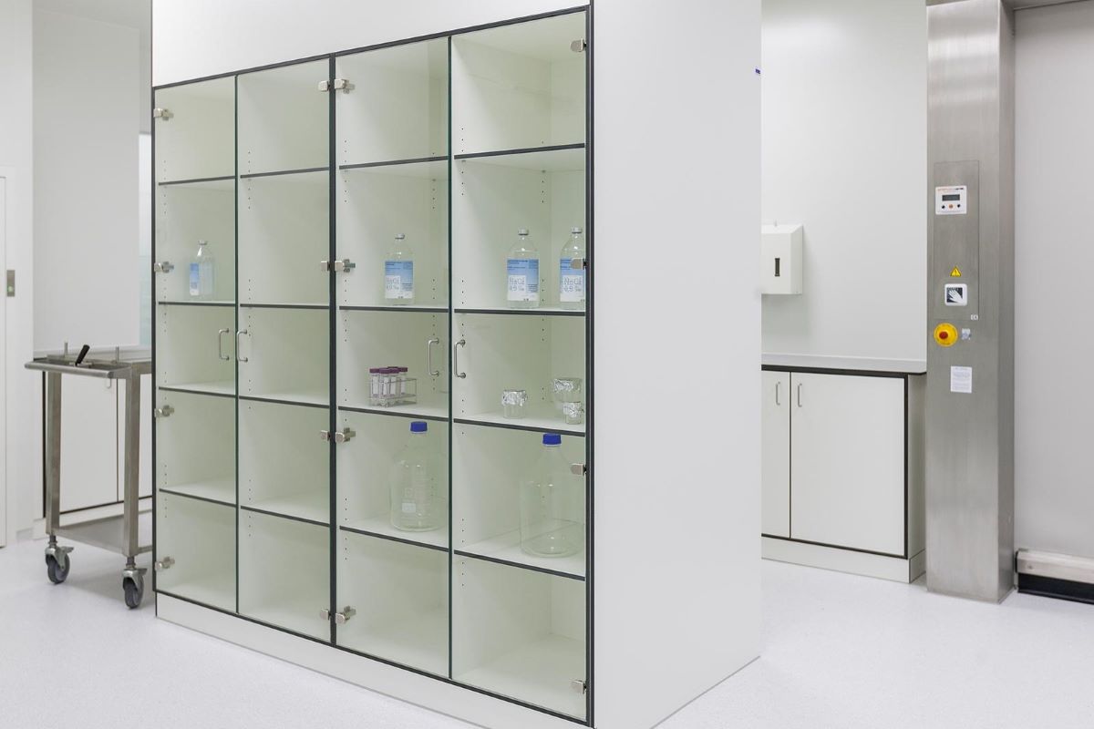 Desain Furnitur Cleanroom Laboratorium Rumah Sakit: Kunci untuk Lingkungan yang Higienis dan Efisien