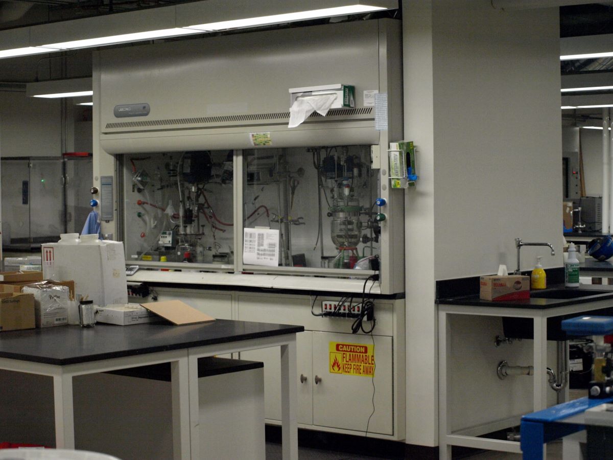 Kenapa Fume Hood Sangat Penting untuk Keamanan di Laboratorium Kimia?