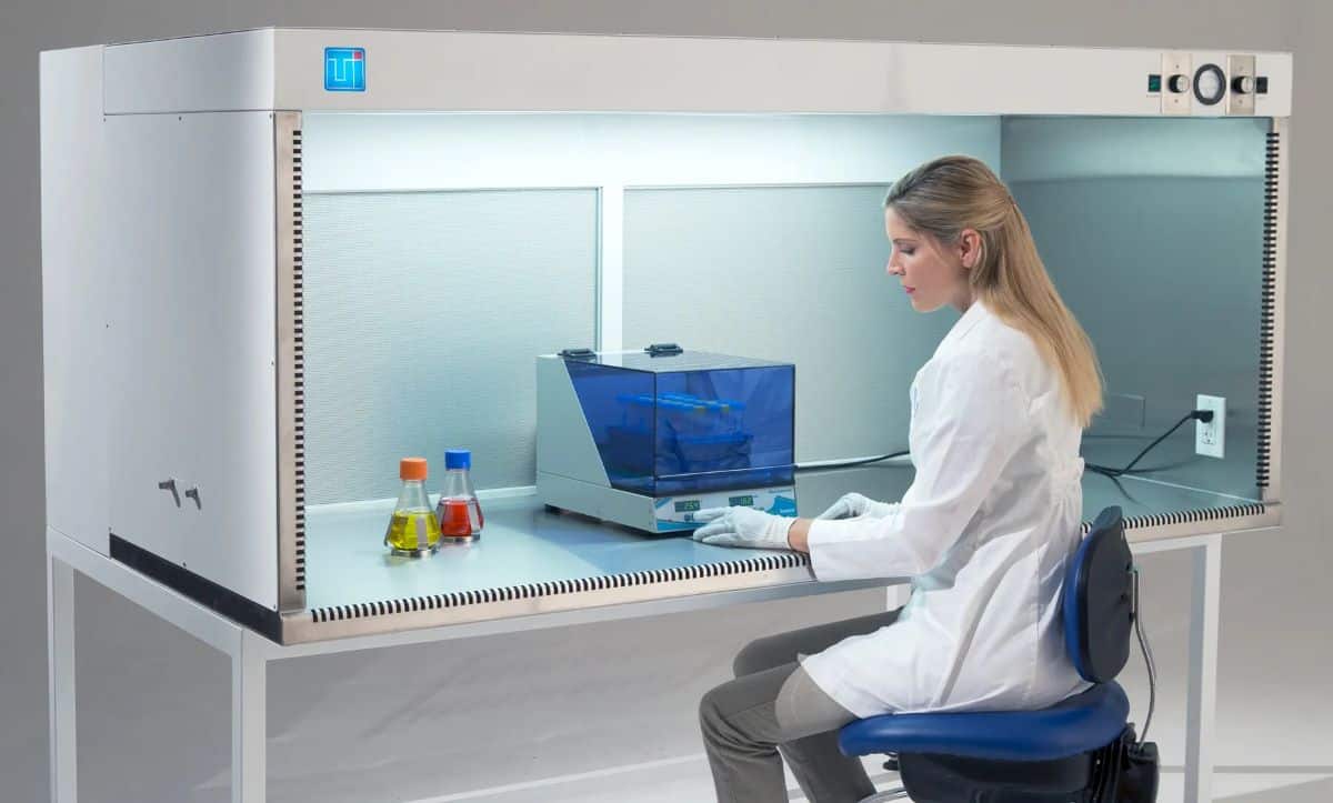 Pentingnya Penggunaan Clean Laminar Flow Hood di Industri Teknologi Laser